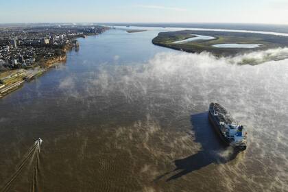 Hidrovia rio Parana a la altura de San Lorenzo