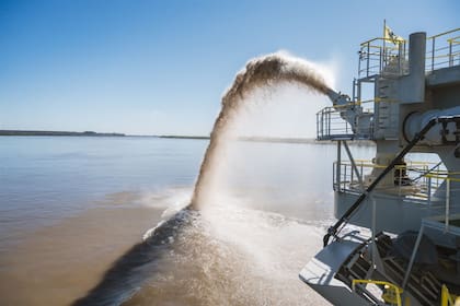 Hidrovía: una draga mantiene navegabilidad en el Paraná