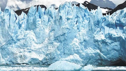 Hielo derretido del Glaciar Perito Moreno, en el Parque Nacional Los Glaciares en Argentina.