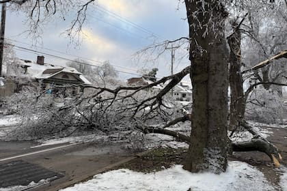 Hielo en autopistas deja a conductores varados en Mississippi; persisten bajas temperaturas en EE. U