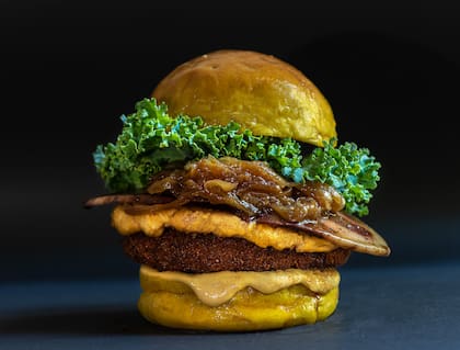 Hierbabuena Vegan ofrece una amplia variedad de hamburguesas veganas con medallones de hongos, garbanzos y remolacha (Foto: Gentileza Hierbabuena Vegan)