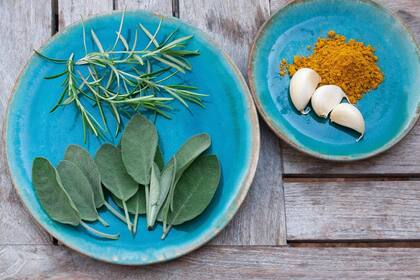 Hierbas frescas (salvia, romero en la foto), ajo y curry son los condimentos que lleva la ensalada de garbanzos, palta y naranja.