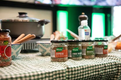 Hierbas y especias Knorr en frascos.