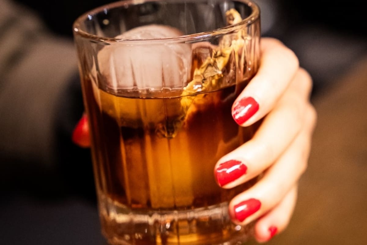 Hierro propone más de 20 etiquetas de whisky servidas en medidas de 6 cl, tanto en Nordelta como en Palermo