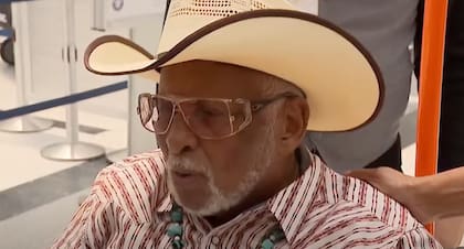 Higgins conoció a la madre de Irving en Cassopolis, Michigan, estaba de licencia en la Guardia Nacional