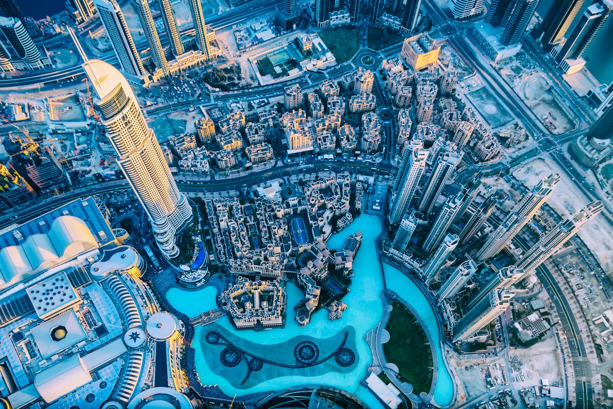 High angle view of Downtown Dubai, the Dubai Fountain pool, the Address Downtown Dubai and the Downtown
Vista de ángulo alto del centro de Dubai, la piscina de la fuente de Dubai, la direccion del centro de Dubái y el centro
Shutterstock