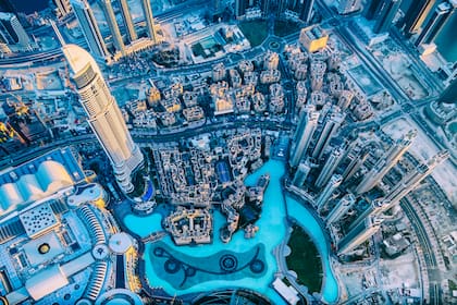 Una vista aérea del downtown de Dubai, uno de los destinos predilectos de los millonarios rusos

Vista de ángulo alto del centro de Dubai, la piscina de la fuente de Dubai, la direccion del centro de Dubái y el centro