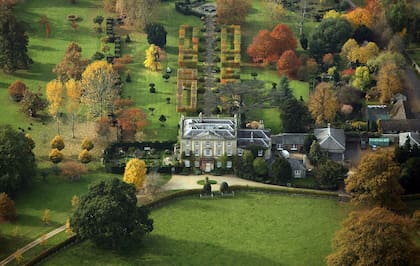 Highgrove House es su residencia preferida. Carlos la adquirió en 1980 (un año antes de su boda real con la princesa Diana) y la convirtió en un verdadero santuario ecológico. Allí, el 50% de la electricidad es producida por paneles solares, las calderas funcionan con biomasa y sus tres jardines son visitados por 40 mil personas al año.