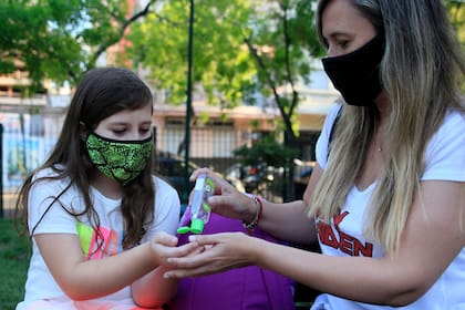 La rutina de barbijo y alcohol en gel puede generar tensiones entre personas con diferentes niveles de acatamiento a las reglas