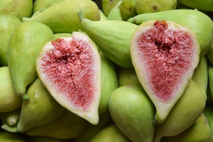 Higos grandes, dulces y carnosos de una variedad llamada Dalmacia son los que produce.