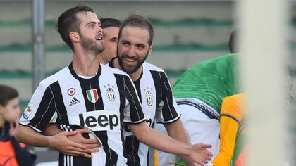 Higuaín abraza a Pjanic, autor del gol del triunfo