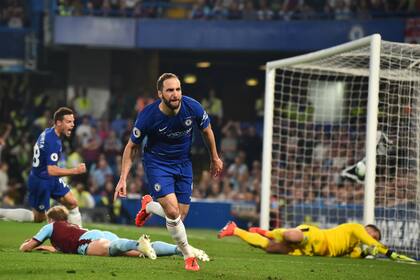 Higuaín celebra su regreso al gol