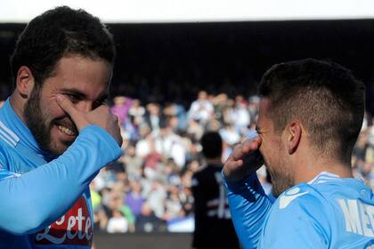Higuaín festeja con Mertens, autor de los dos goles
