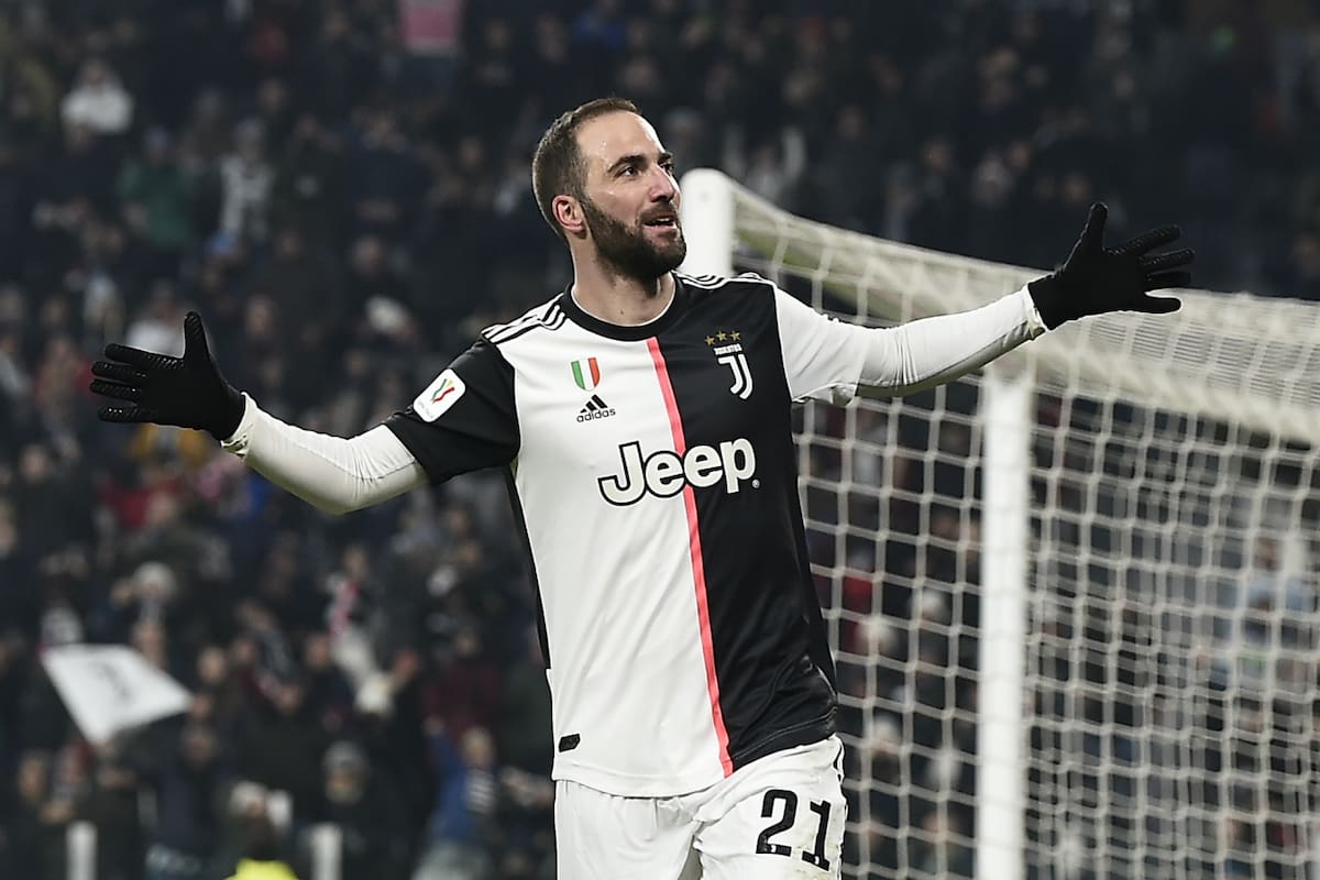 Higuaín festeja el gol tra una maravillosa triple pared en la que combinó con su compañero Paulo Dybala