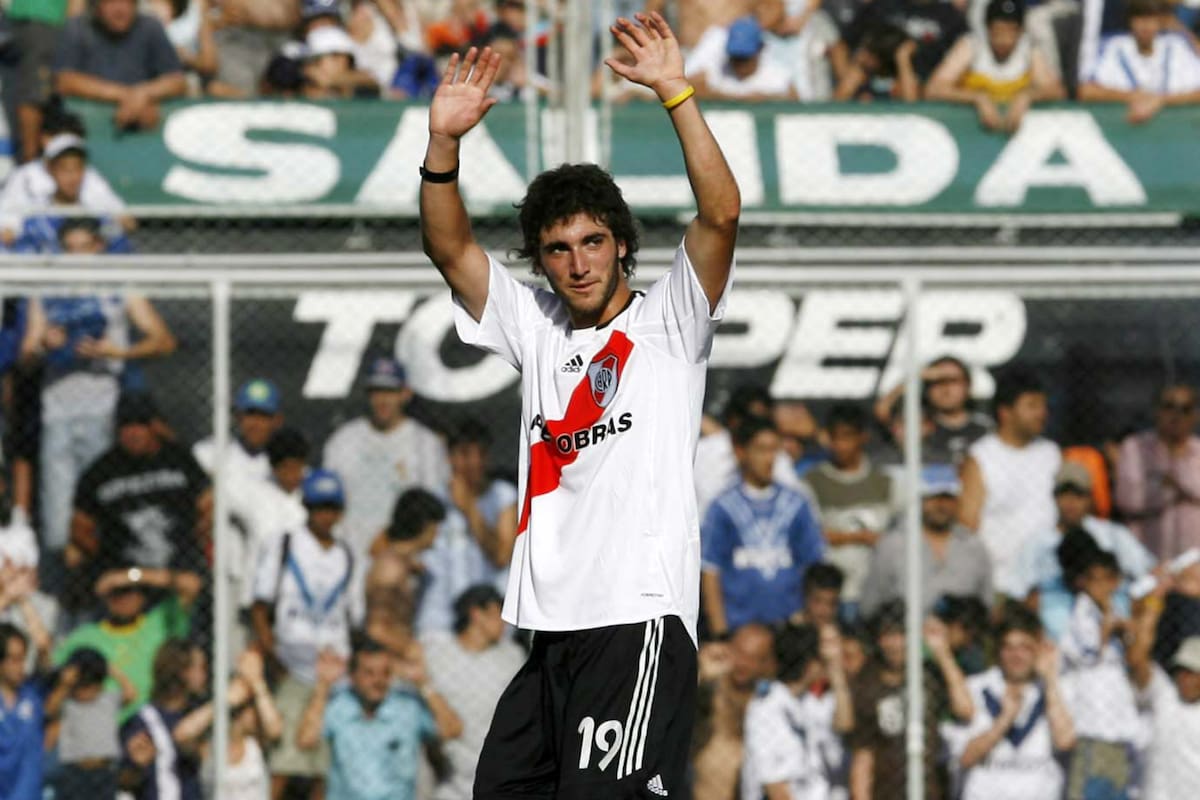 Higuaín jugó 41 partidos en River y marcó 15 goles. Su último partido fue el 10 de diciembre de 2006 en un 1-1 ante Vélez en Liniers