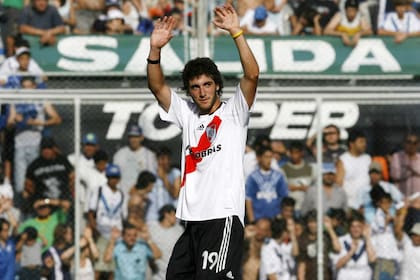 Higuaín jugó 41 partidos en River y marcó 15 goles. Su último partido fue el 10 de diciembre de 2006 en un 1-1 ante Vélez en Liniers