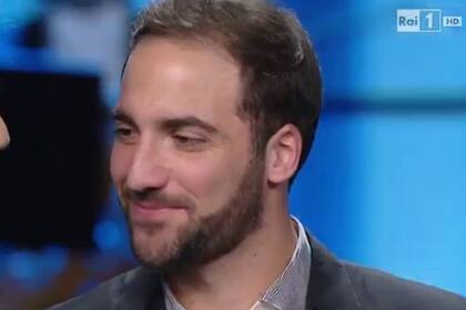 Higuaín, otra vez en el centro de las cargadas