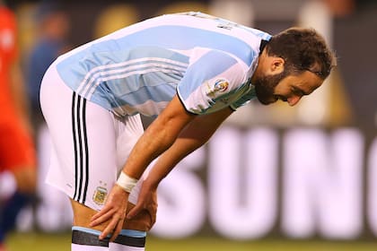 Higuaín y un gesto de resignación con la camiseta de la selección. Ya no volverá a vestirla.