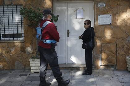 Hija de Rosa, una de las internas que va a ser evacuada, va a buscar información pero no le abren