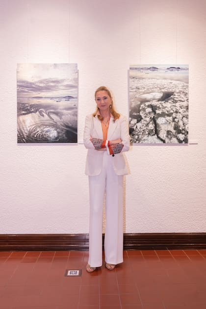 Hija del conde Umberto de Marzotto y de la condesa Marta Marzotto, Paola Marzotto es consuegra de Carolina de Mónaco porque su hija, Beatrice Borromeo, está casada con Pierre Casiraghi, hijo menor de la princesa. Las fotos de su muestra fueron tomadas en un viaje por la Antártida con su iPhone.