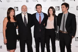 Hijo de Rob Reiner pide dinero del fideicomiso para su defensa por matar a sus padres