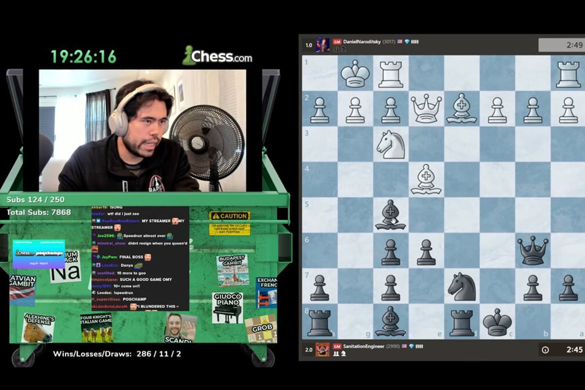 Hikaru Nakamura, en una partida de ajedrez en la que interactúa con sus fanáticos