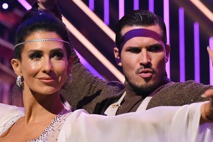 Hilaria Baldwin y Gleb Savchenko durante su coreografía inspirada en Star Wars