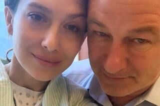 La esposa de Alec Baldwin dice que el actor tiene enemigos que están intentando destruirlo