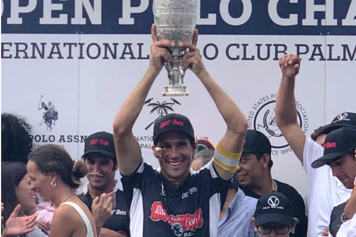 Hilario Ulloa, con el trofeo de campeón del US Open