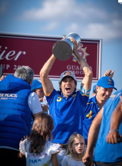 Hilario Ulloa, con la preciada Copa de la Reina