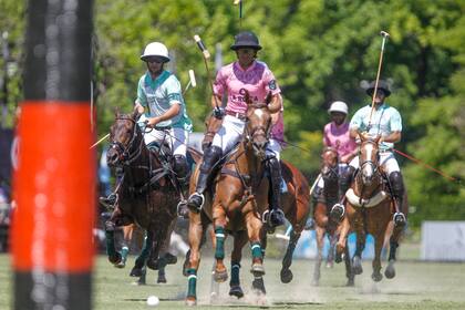 Hilario Ulloa, de La Hache, se concentra en la bocha y lo presiona Joaquín Pittaluga, de La Hache Cría y Polo, que sorprendió en el Abierto de Tortugas y al amenazar seriamente al equipo del mismo club.