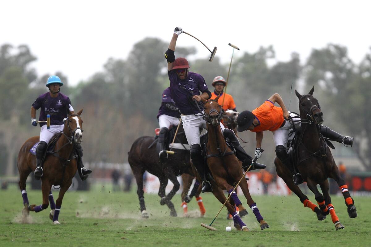 Hilario Ulloa, de Las Monjitas, casi se sale de la montura para pegar y Alfredo Cappella Barabucci, de La Albertina, señala la supuesta falta; detrás, Ignacio Toccalino y Facundo Sola.