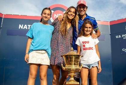 Hilario Ulloa en familia, con su esposa, Clara, y sus hijas Lavinia y Ambar