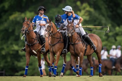 Hilario Ulloa se "cuelga" de Nicolás Pieres porque le pesa la gran alegría: a los 34 años consiguió una copa de la Triple Corona, lo que había intentado en toda su carrera en la Argentina con más virtudes que éxitos.