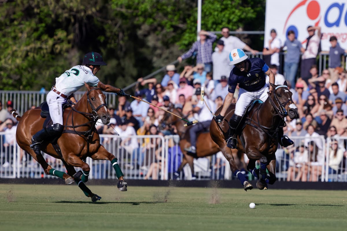 Hilario Ulloa y Adolfo Cambiaso, líderes de La Hache y La Dolfina y protagonistas de un partido trascendente en Palermo: el ganador jugará la final del Abierto Argentino.