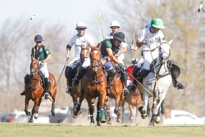 Hilario Ulloa y Juan Britos traban los tacos; La Hache vs. La Ensenada, el último cuarto de final del Abierto de Hurlingham, fue muy trabado.