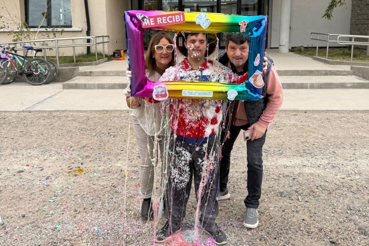 Hilario y su familia durante los festejos por su egreso