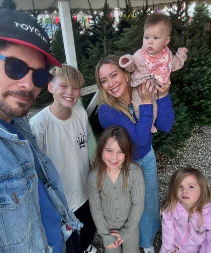 Hilary Duff junto a su marido y sus cuatro hijos