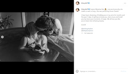 Hilary Duff besa su marido mientras alza a la recién nacida Townes monetos después del parto que se produjo en una pileta con agua en la casa del matrimonio en Los Ángeles