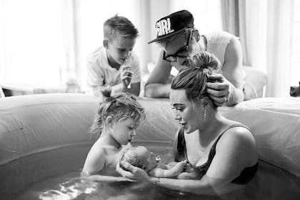 Hilary Duff presentó a su nuevo bebé al compartir una impactante imagen en una pileta de partos junto a su esposo, el cantante Matthew Koma, y sus hijos Banks Violet y Luca