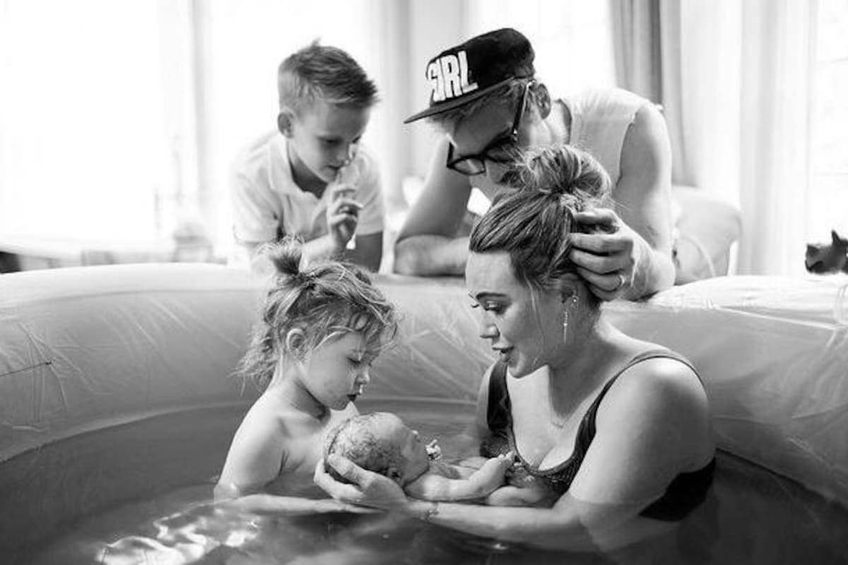 Hilary Duff presentó a su nuevo bebé al compartir una impactante imagen en una pileta de partos junto a su esposo, el cantante Matthew Koma, y sus hijos Banks Violet y Luca