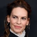 Hilary Swank anunció que será madre a los 52 años, recibió duras críticas y respondió con contundencia