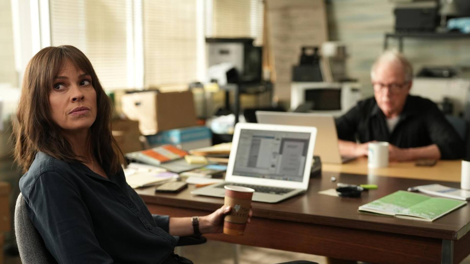 Hilary Swank es la protagonista de una interesante serie que llega este mes a Star+: El diario de Alaska