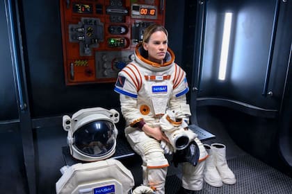 Hilary Swank se convierte en una astronauta en Lejos