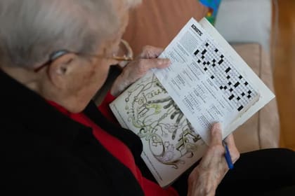 La mujer tiene suscripciones a la Filarmónica de Nueva York, participa en eventos en línea y además visita con regularidad las nuevas exhibiciones de los principales museos de Nueva York (Jackie Molloy for KFF Health News)