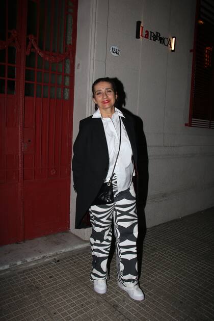 Hilda Lizarazu, muy canchera con un pantalón estampado tipo cebra. La artista estuvo acompañada por su hija, Mía Folino