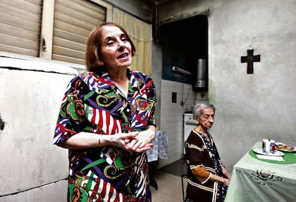 Hilda Molina y su madre, Hilda Morejón, cuando vivían aún en La Habana. La médica, que ya se había manifestado su disidencia con el régimen castrista, rogaba a Fidel Castro que permitiese a su madre salir de la isla para que, "antes de morir", pudiese conocer a sus nietos argentinos.