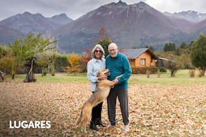 Hilda Ojman y Daniel Kitainik en el parque de su hostería rodeada de montañas