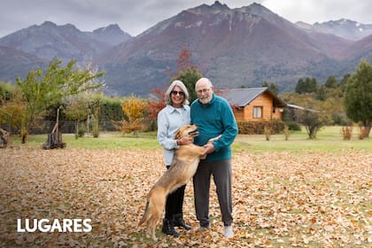 Hilda Ojman y Daniel Kitainik en el parque de su hostería rodeada de montañas
