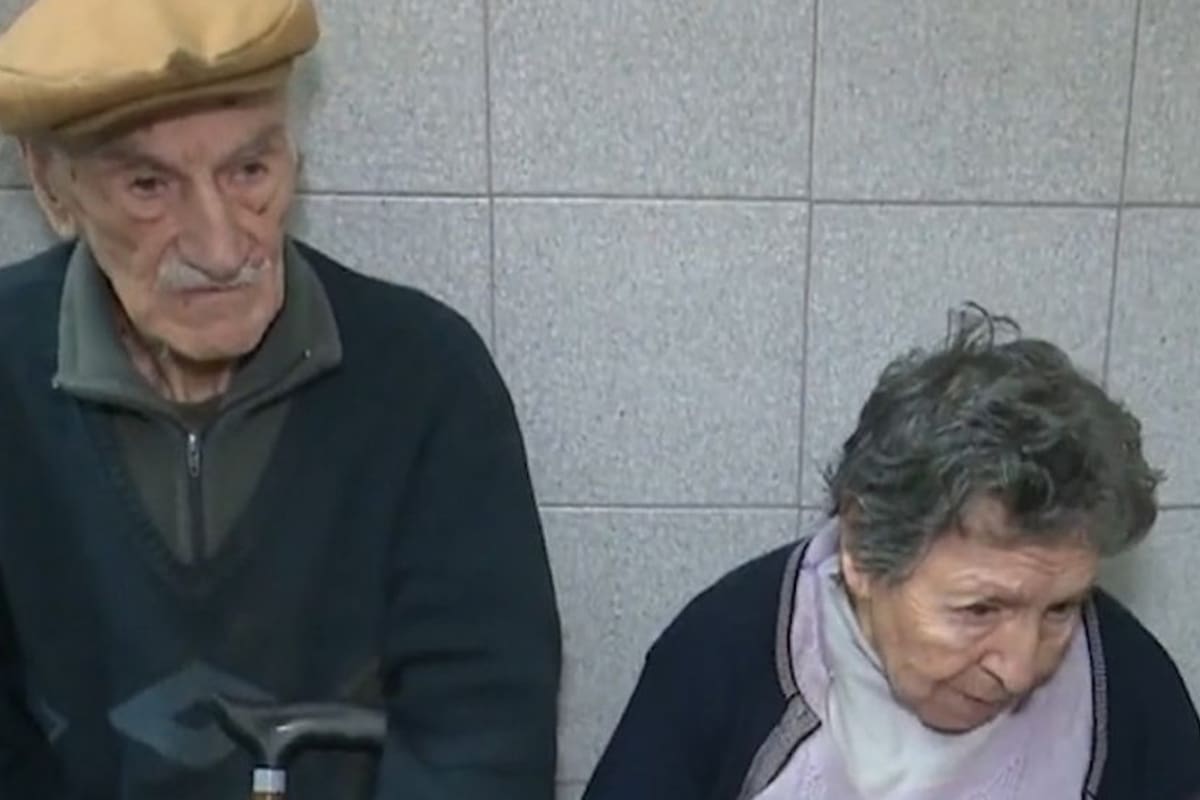 Hilda y Hugo fueron desalojados de su departamento y luego abandonados por uno de sus hijos en un restaurante